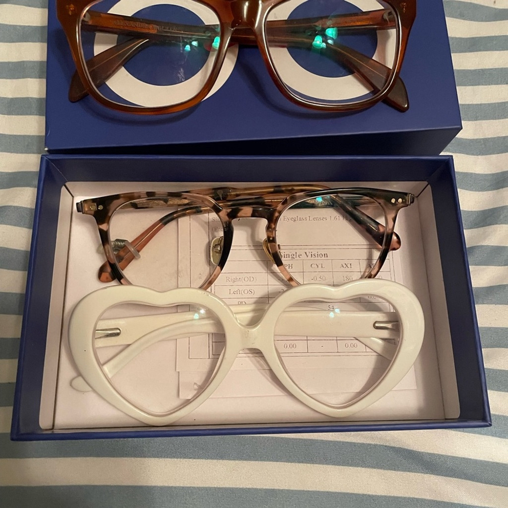 Stylish Eyeglasses Set with Heart-Shaped Frames Alexander McQueen